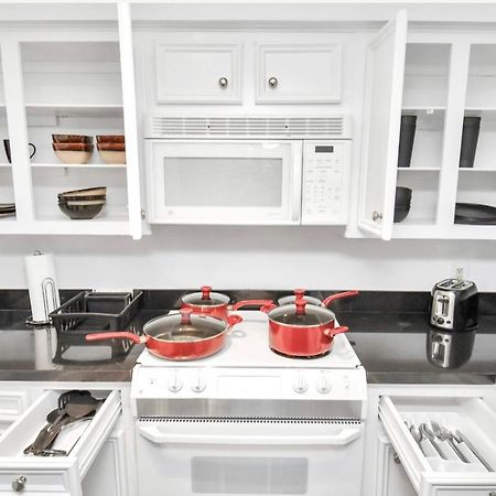 Stunning Private Room In Town Home Хюстън Екстериор снимка
