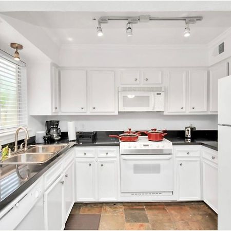 Stunning Private Room In Town Home Хюстън Екстериор снимка