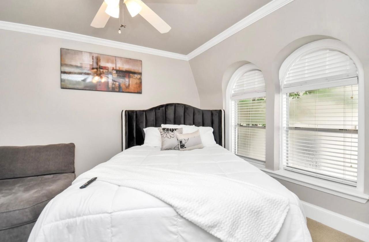 Stunning Private Room In Town Home Хюстън Екстериор снимка