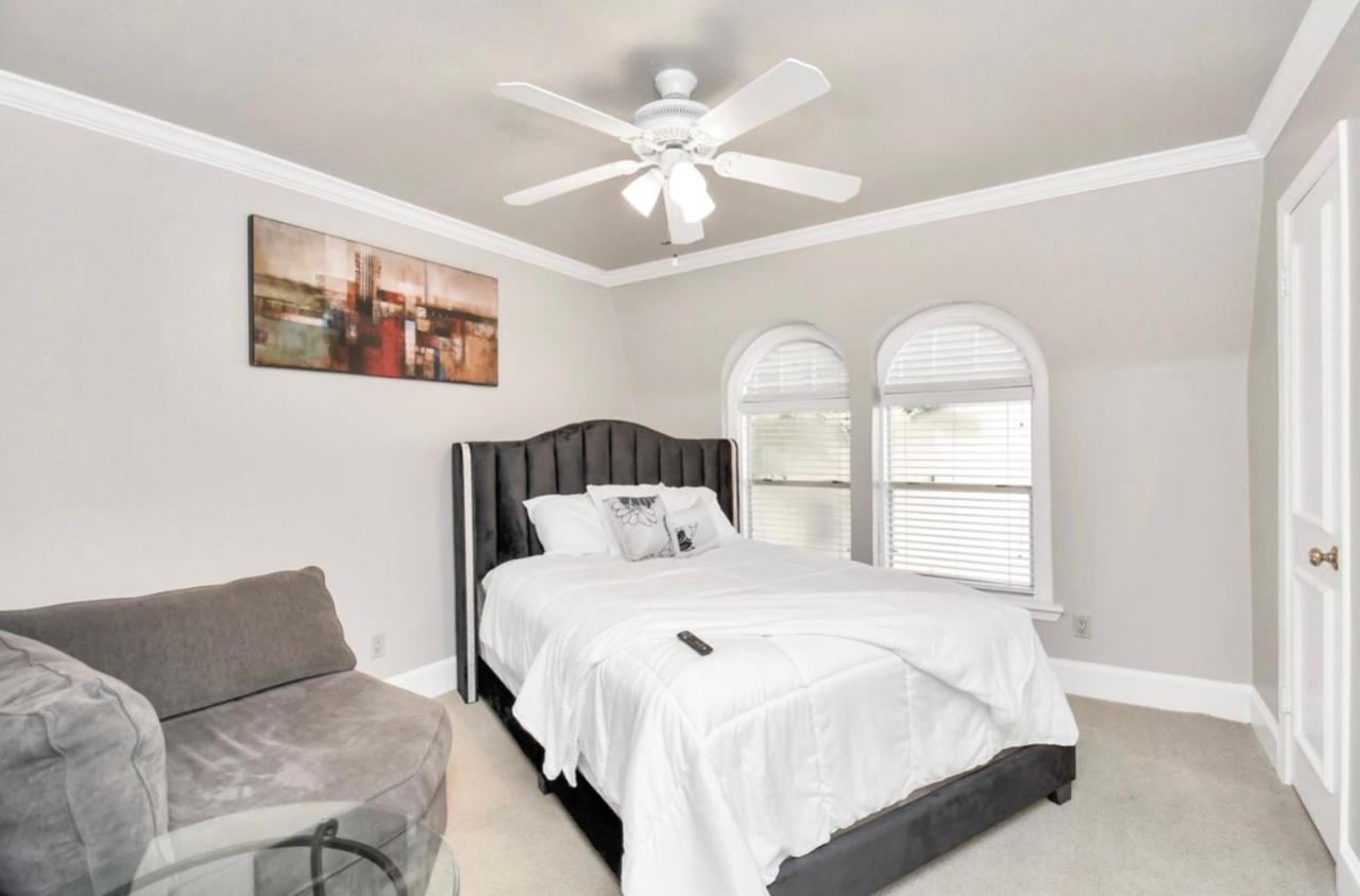 Stunning Private Room In Town Home Хюстън Екстериор снимка