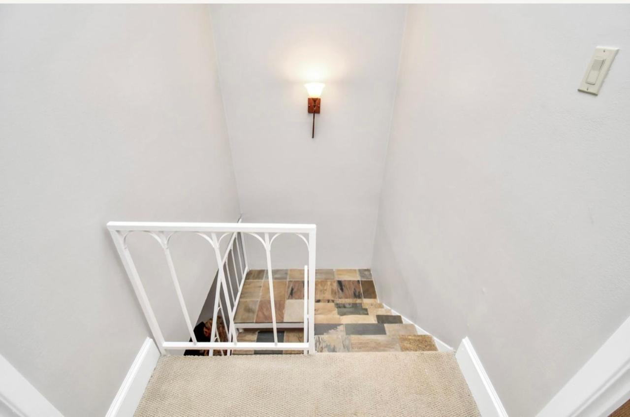 Stunning Private Room In Town Home Хюстън Екстериор снимка