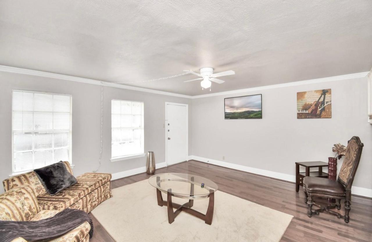 Stunning Private Room In Town Home Хюстън Екстериор снимка