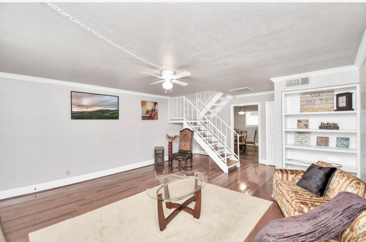 Stunning Private Room In Town Home Хюстън Екстериор снимка