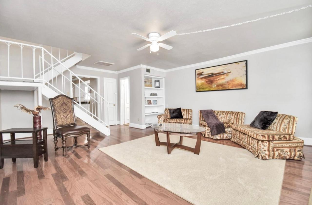 Stunning Private Room In Town Home Хюстън Екстериор снимка