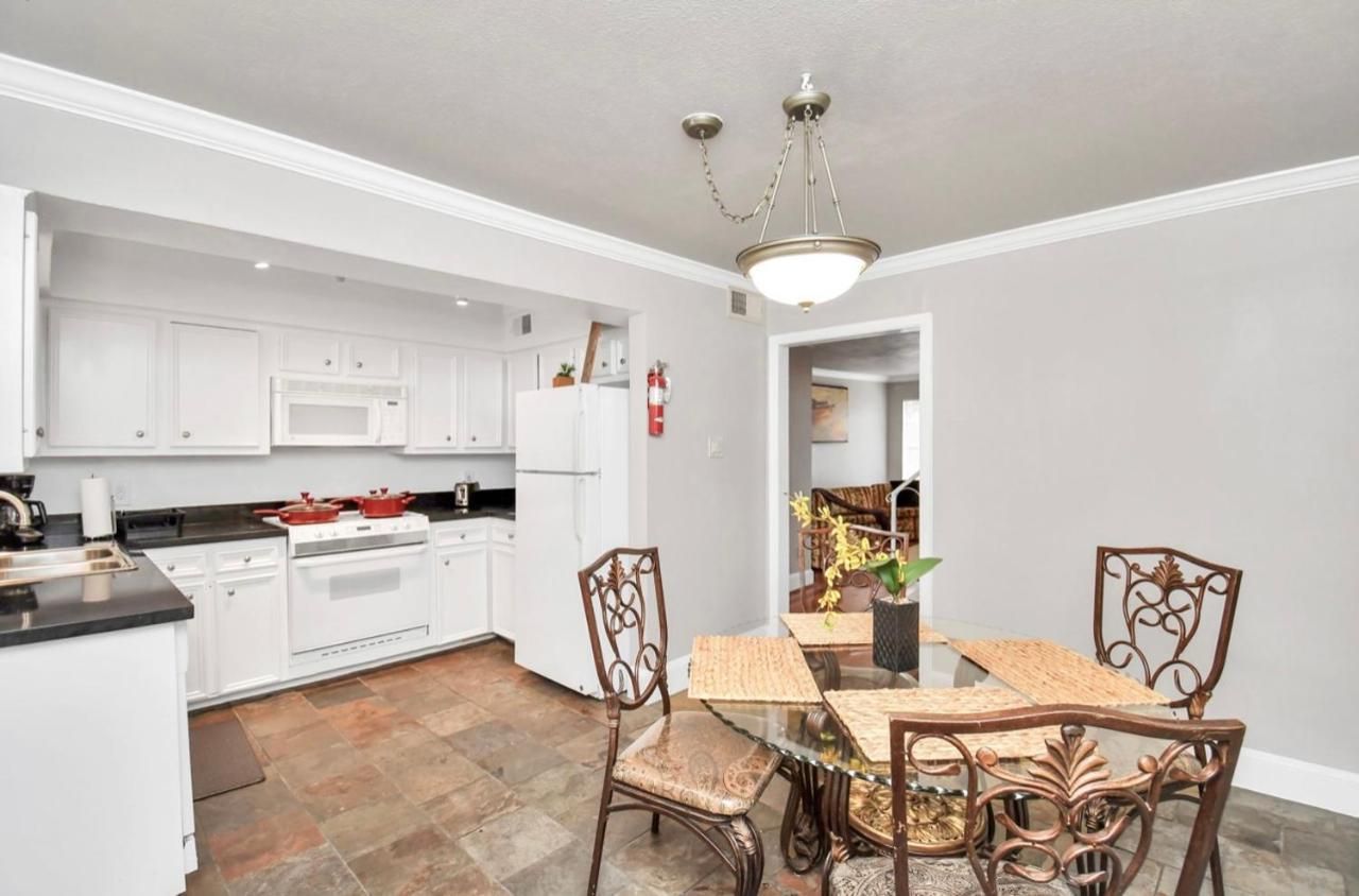 Stunning Private Room In Town Home Хюстън Екстериор снимка
